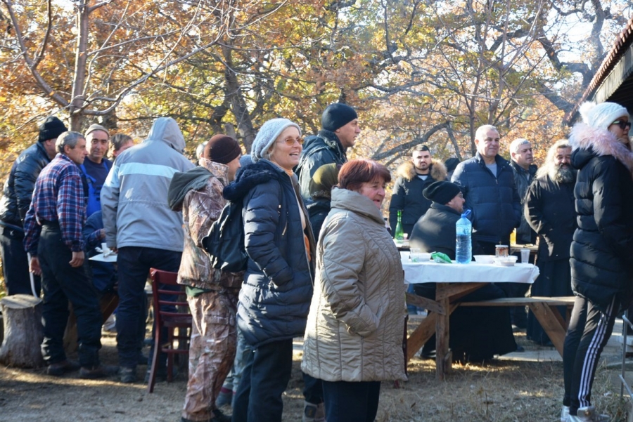 Старата църква край Градево събра стотици миряни за Никулден