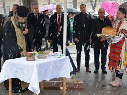 Министър Кр. Вълчев и кметът Апостолов направиха първа копка за нова визия на училището в Симитли