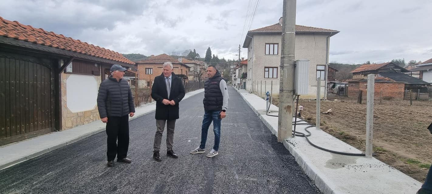 В село Долно Драглище се радват на нова асфалтирана улица