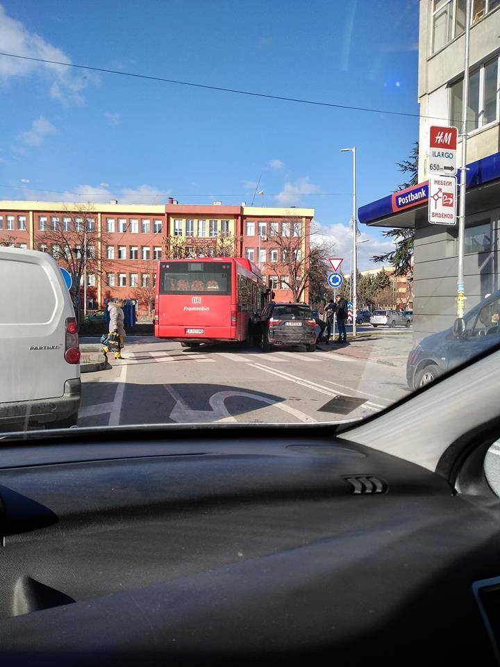 Автобус удари джип на кръгово ,шофьорка скочи да бие колегата си