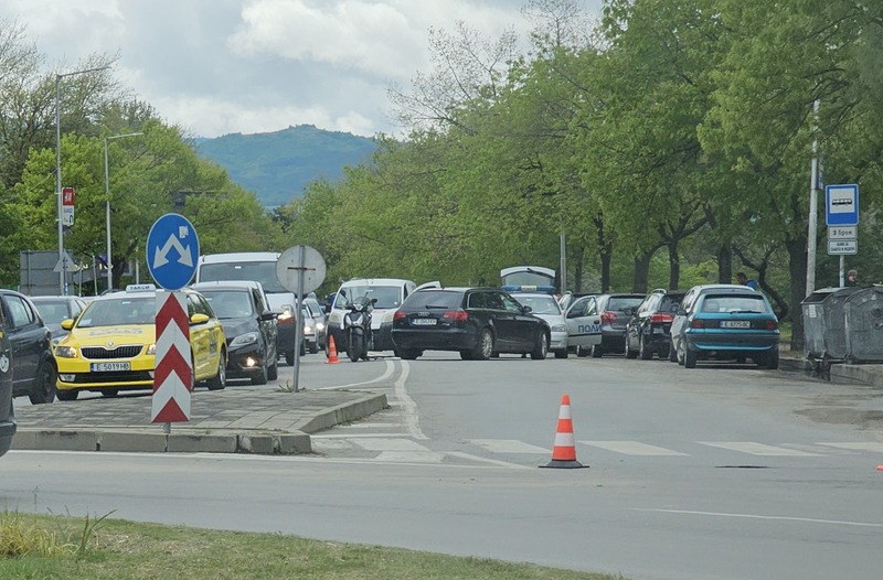 Катастрофа затруднява движението при казармата в Благоевград