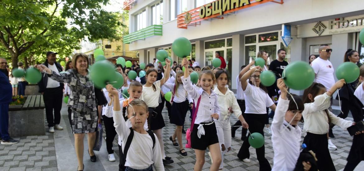 С награждаване на изявени ученици и шествие в Симитли отбелязаха Деня на Светите братя Кирил и Методий