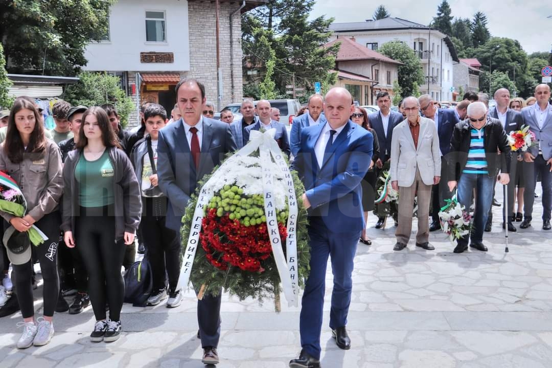 Величието на родината се гради върху костите на ония, които достойно живяха и умряха за нея.