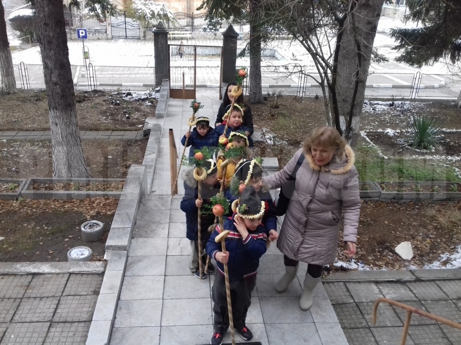 Коледарчета налазиха кмета на Крупник