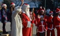 Малки и големи посрещат Дядо Коледа в Сандански