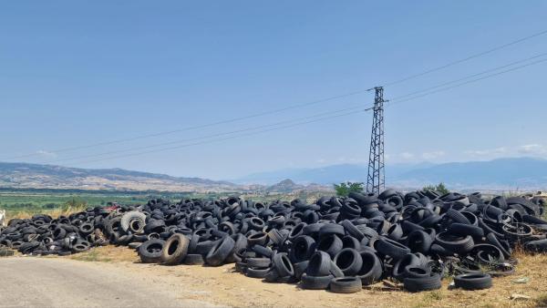 Община Петрич събра и извози над 25 тона изхвърлени гуми, води се неравна битка с ромите събиращи медни жици