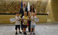Кметът Методи Байкушев връчи грамоти на три деца прославили Благоевград в Истанбул