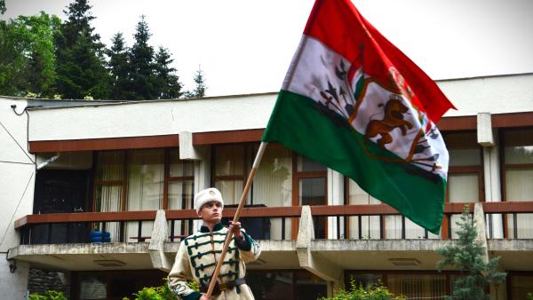 Показват реплики на бойни знамена в Благоевград