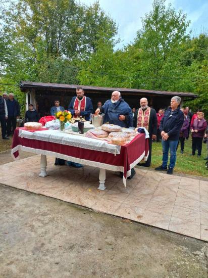 Миряни почетоха в аванс Свети Лука в едноименния параклис в село Брежани