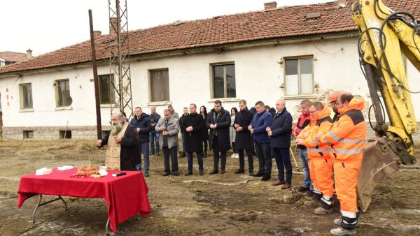 Кметът Апостолов направи първа копка на новата пожарна служба в Симитли