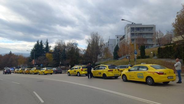 Над 200 таксиметрови шофьори протестираха в Благоевград