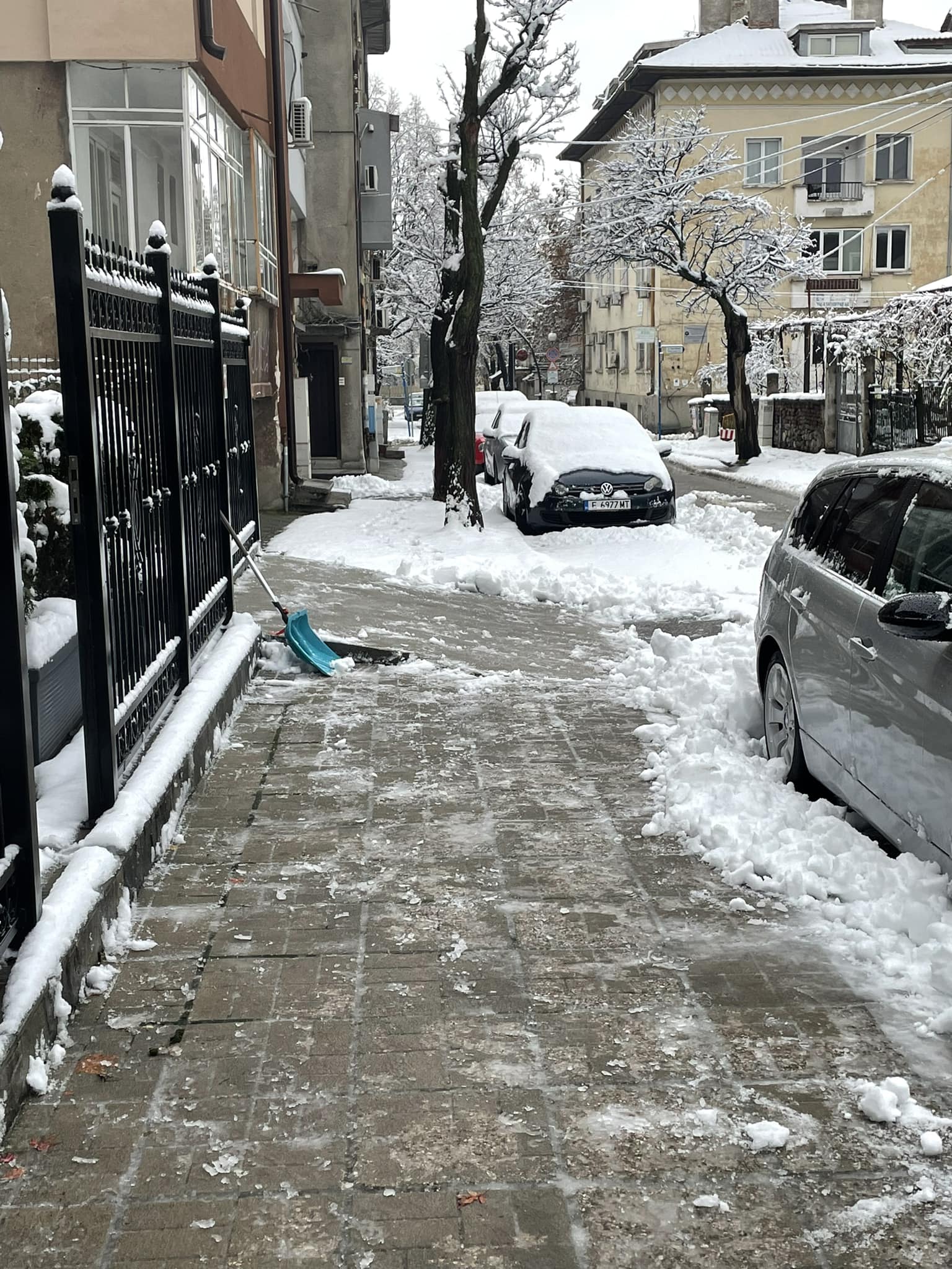 Тротоарът пред къщата на кмета е изчистен, той даде личен пример, направете го и вие!