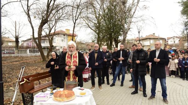 Жителите на Крупник се радват на обновен парк, днес прерязаха лентата на новоткрития обект