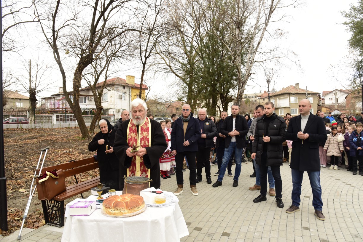 Жителите на Крупник се радват на обновен парк, днес прерязаха лентата на новоткрития обект