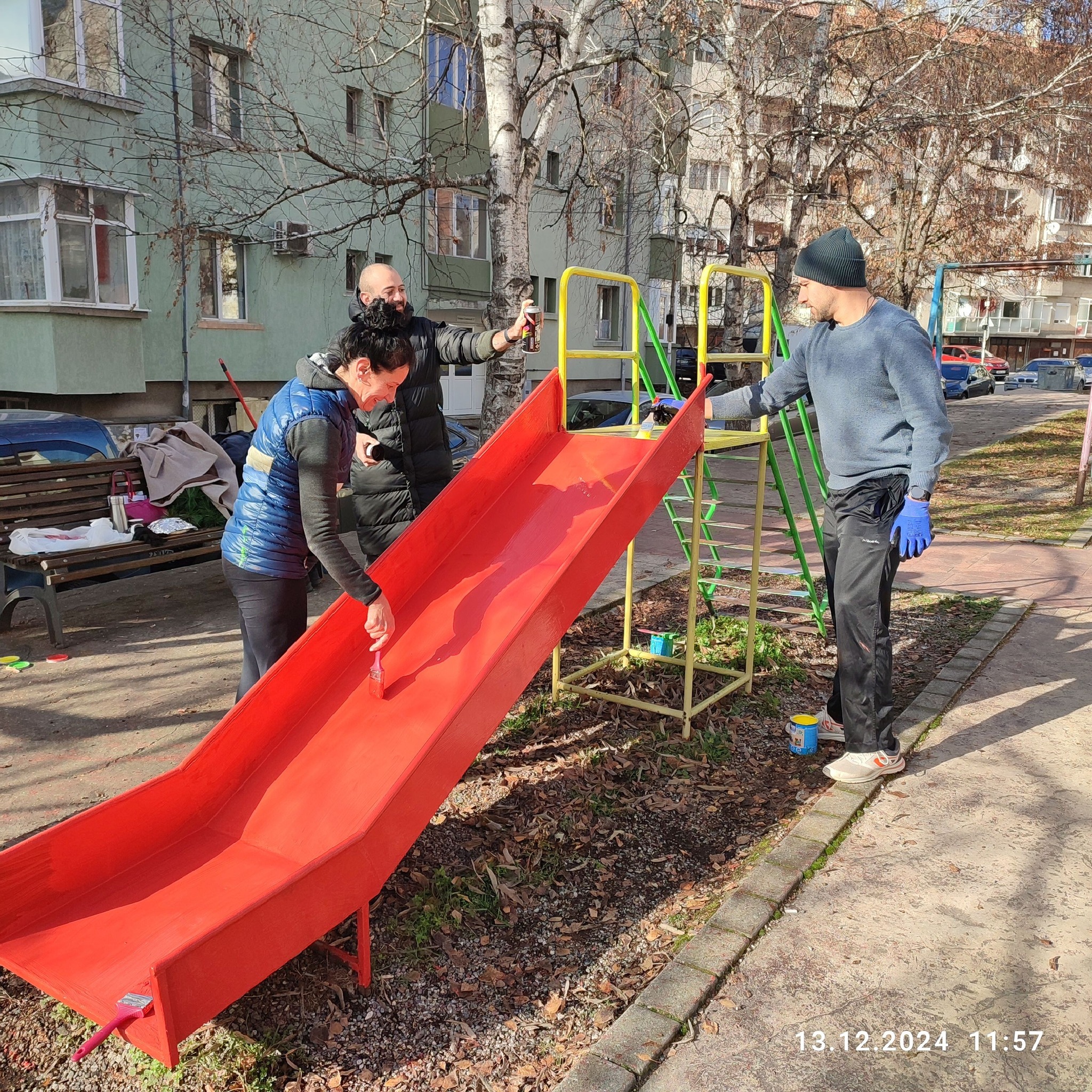 От ПП-Благоевград боядисаха единствената оцеляла детска пързалка  в Орлин махала