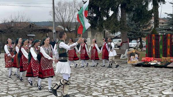 Светлинно шоу омагьса с красотата си Елешница, в Долно Драглище и Годлево пресъздадоха радостта на Светлото Рождество