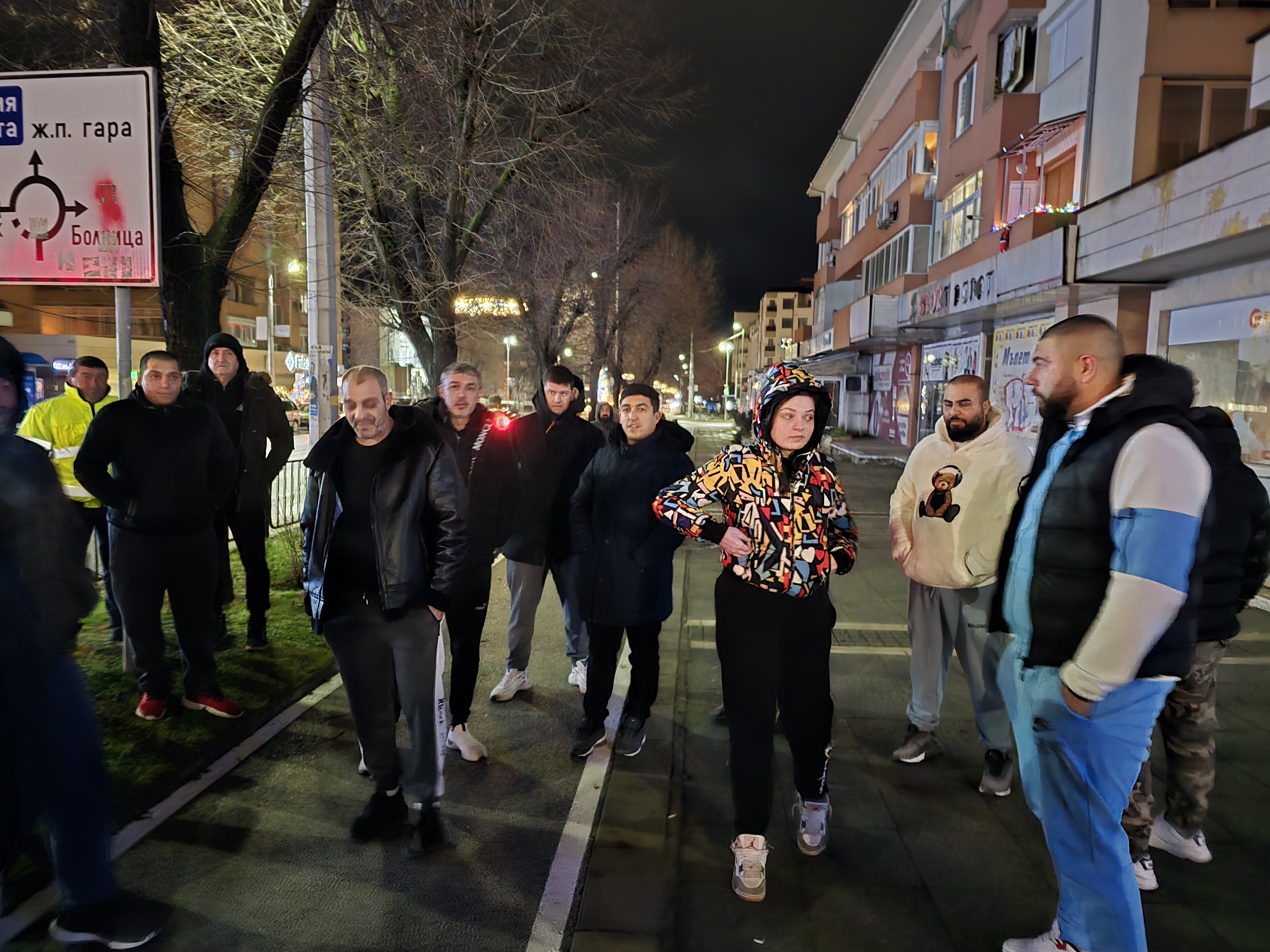 Навръх Бъдни вечер жители на селата Крупник и Полена протестираха пред офиса на Електрохолд в Благоевград