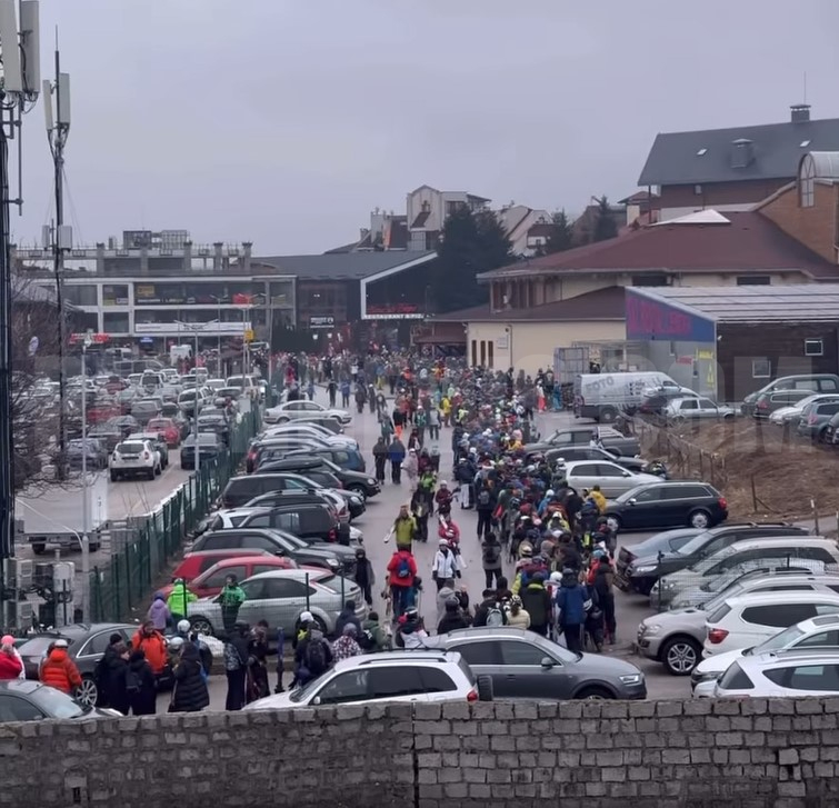 Пак огромни опашки се извиха пред кабинката в Банско, чужденците снимат като невиждали