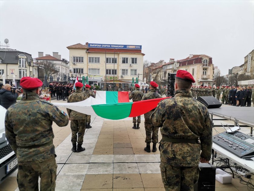 Издигане на националния флаг, тържествено шествие, полагане на венци и цветя и концерт на Володя Стоянов-част от тържествата в Благоевград по повод 147 години от Освобождението на България