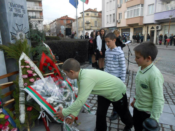 С молебен и полагане на венци в Гоце Делчев отбелязват 3 март