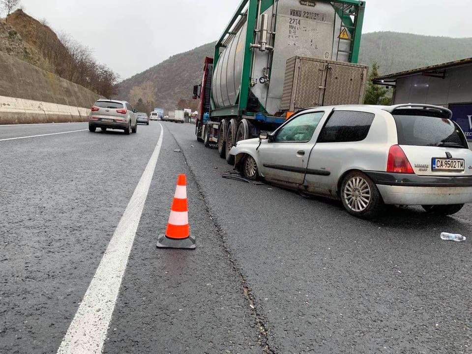 Шофьорка се заби в паркирана цистерна на Е-79 край Железница