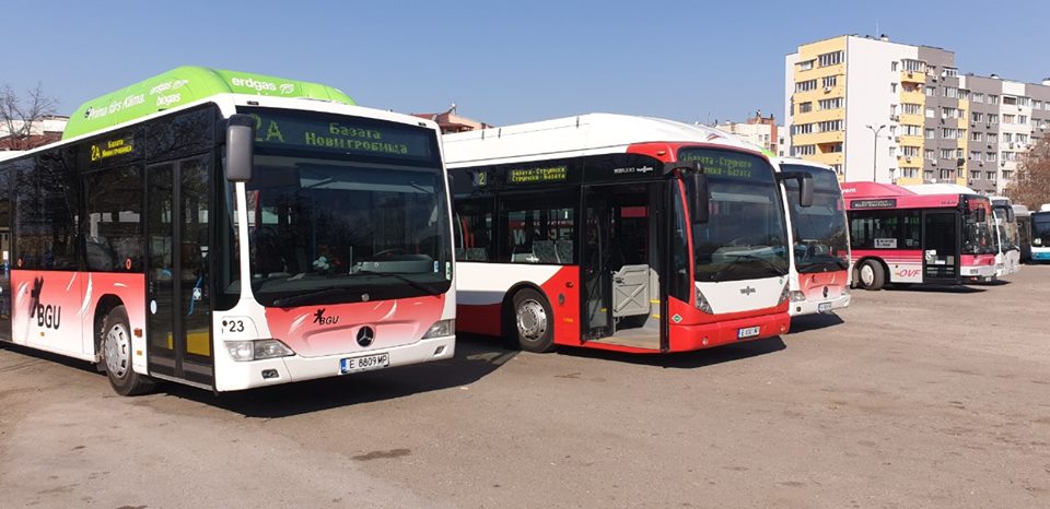 Нови 17 спирки ще обслужват линиите на градския транспорт. Старите автобуси отиват в историята