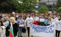 Стотици на протест в защита на осъдените полицаи, с петиция ще искат помилване от президента