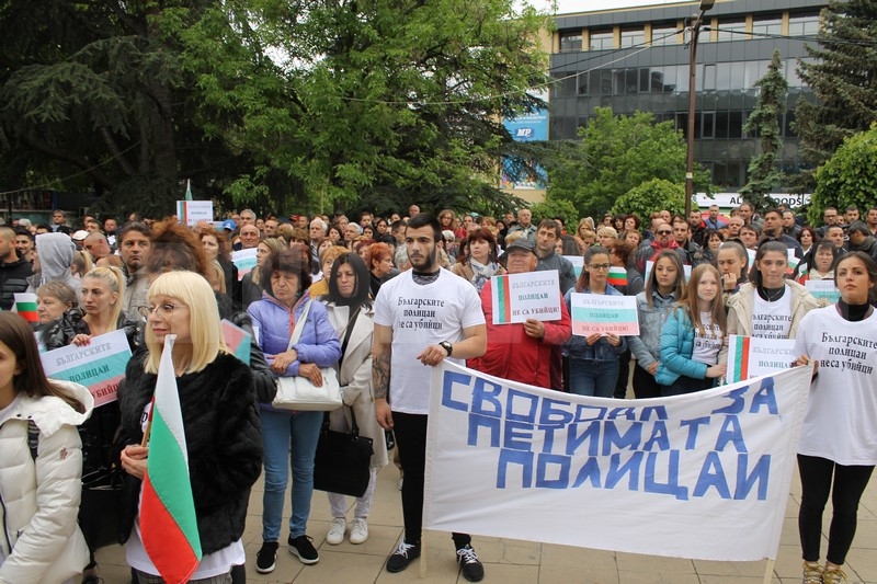 Стотици на протест в защита на осъдените полицаи, с петиция ще искат помилване от президента