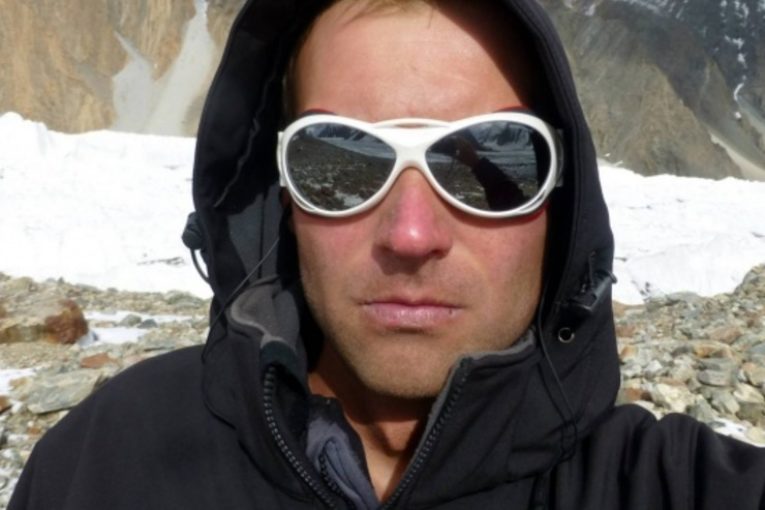 Погребват загиналия алпнинист Иван Томов в скален процеп под връх Лхотце