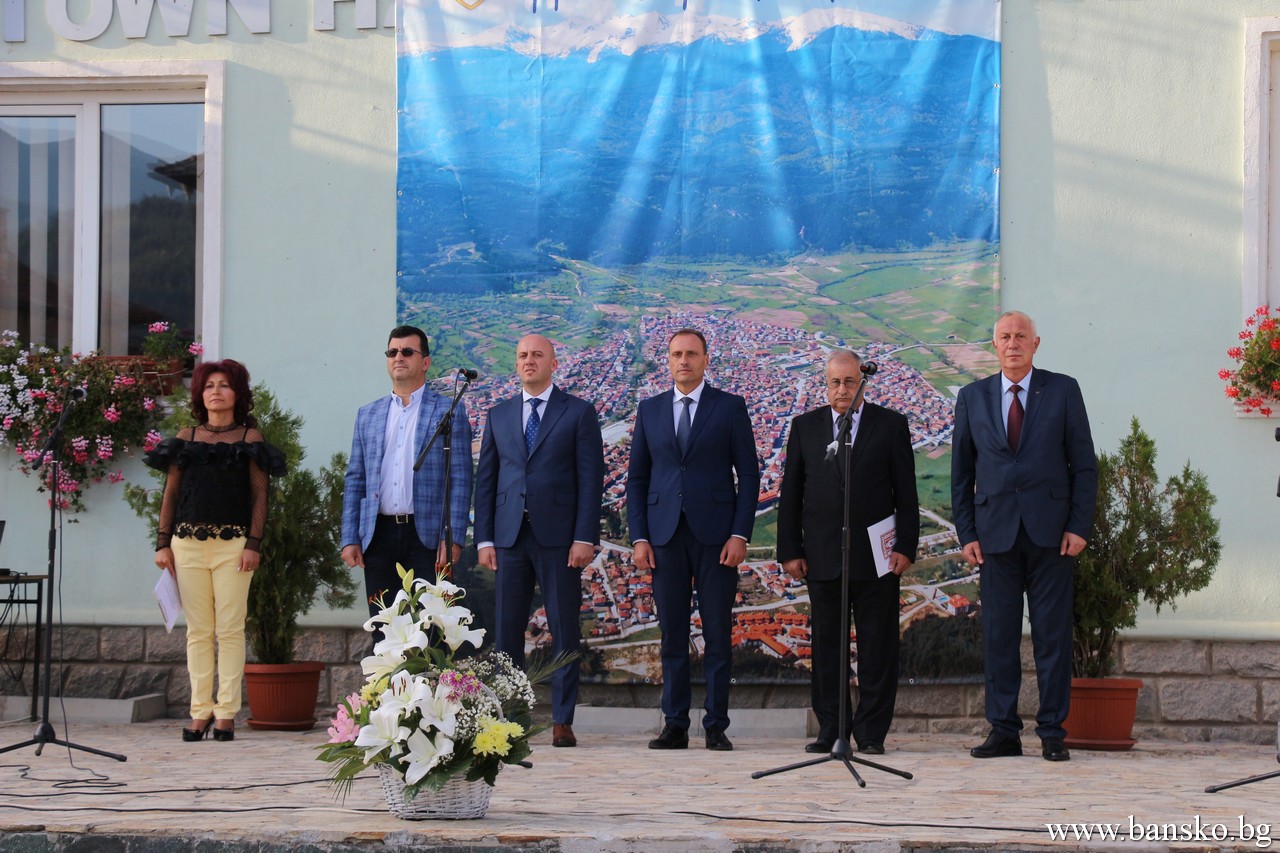 С богата фолклорна програма, Добринище отбеляза своя празник