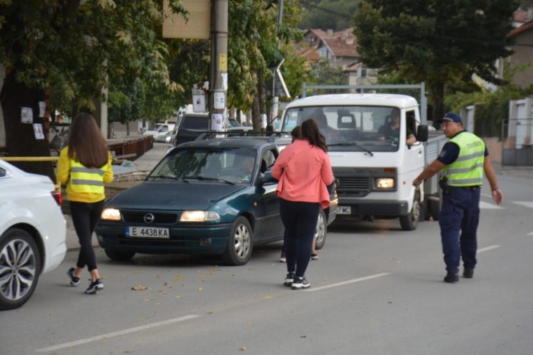 Ученици в Симитли спираха автомобили вместо полицаи