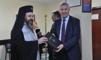 Митрополит Серафим подари библия на кмета на Разлог в първия му работен ден