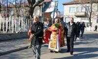 Десетки смели мъже се хвърлят за кръста в Симитли