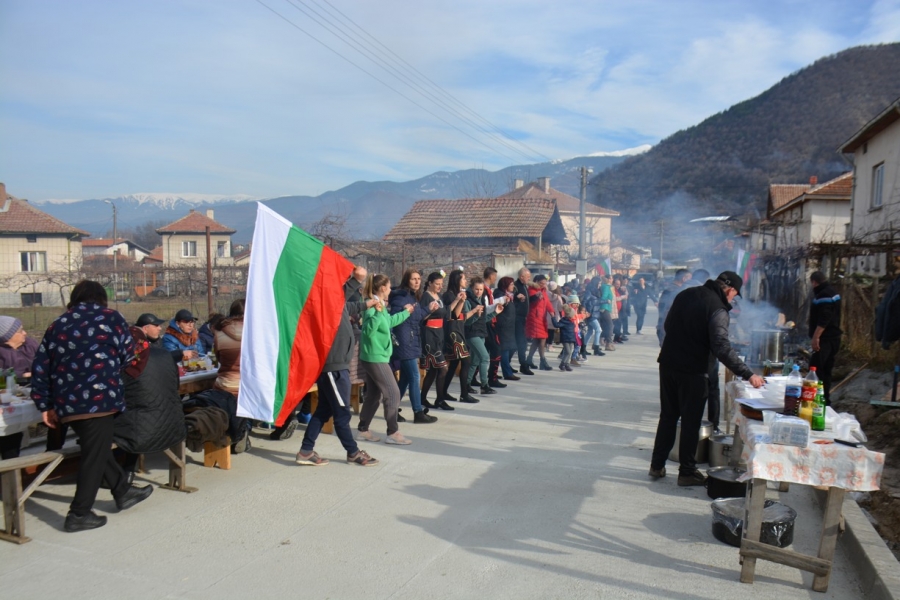 Всенародно веселие в Крупник  заради нова улица