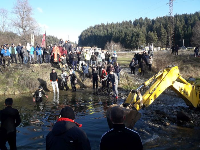 С багер извадиха кръста в село Баня