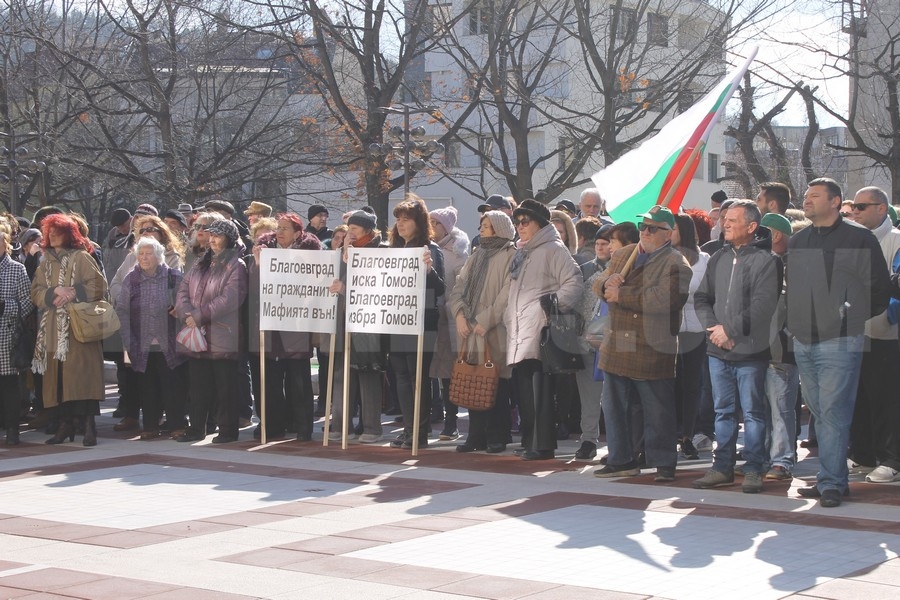 200 благоевградчани скандираха в подкрепа на кмета Румен Томов, мафията искала да го махне