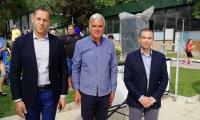 Зам.-министър Александър Манолев и кметът Кирил Котев дадоха старт на най-големия плувен турнир в България