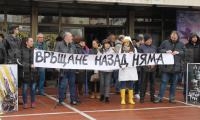 Благоевградските театрали протестираха срещу върнат от съда директор,Христо Мутафчиев ги подкрепи