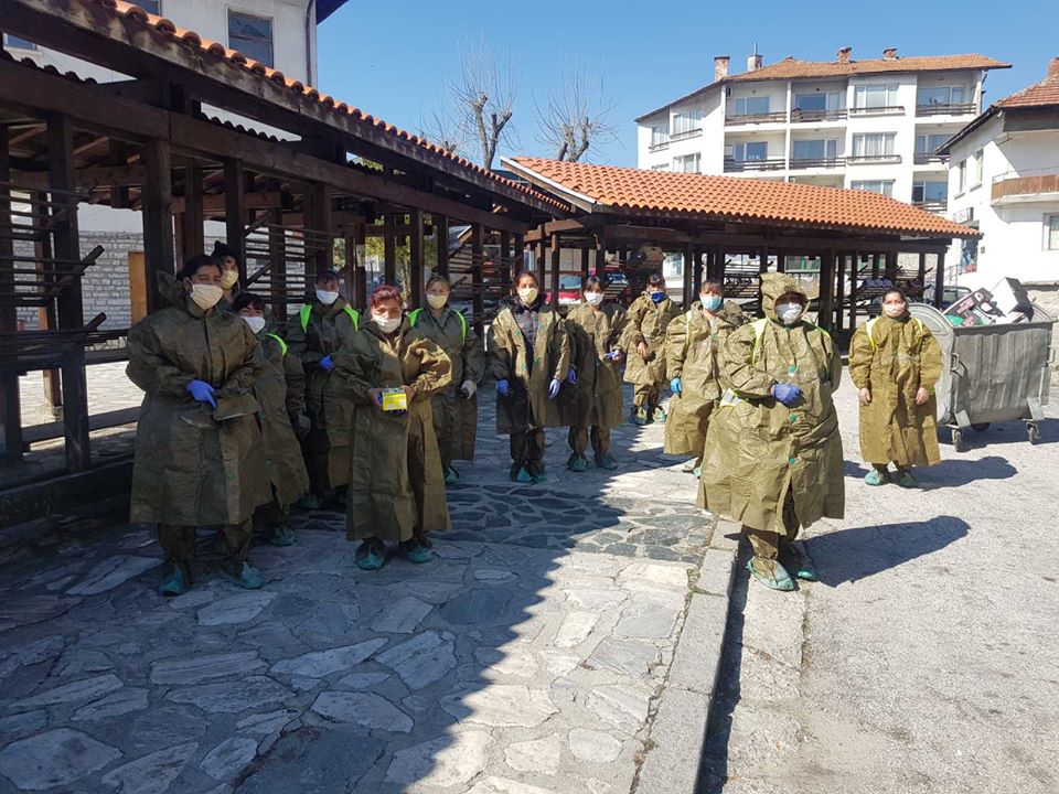 Всички, които работят на открит терен в Банско и кризисния щаб получиха защитни облекла