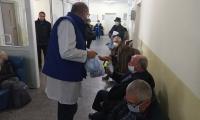 Нана Гладуиш  дари 300 предпазни маски на онкоболницата в Благоевград