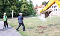 Кметът на Банско даде старт на проекта за обновяване на спортната площадка на Горския техникум