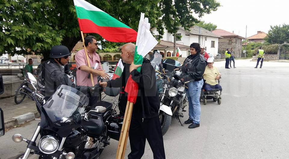 Жители на Гърмен  с протестно шествие    срещу незаконното ромско гето