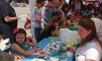 Родители и деца се забавляват заедно по време на Детски панаир в Благоевград