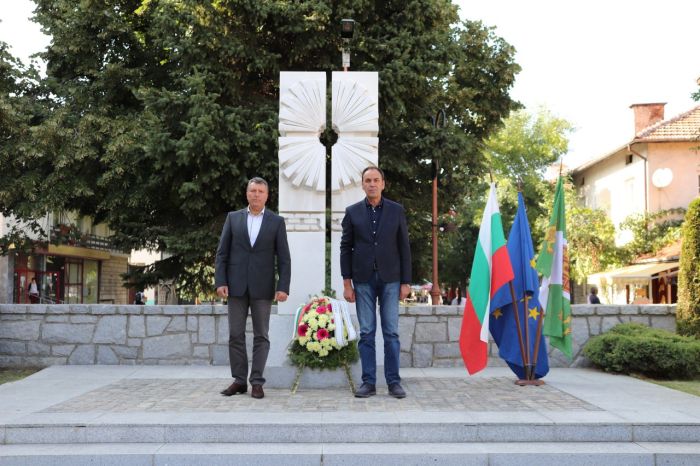 Банско почете в аванс с венци и цветя независимостта на България