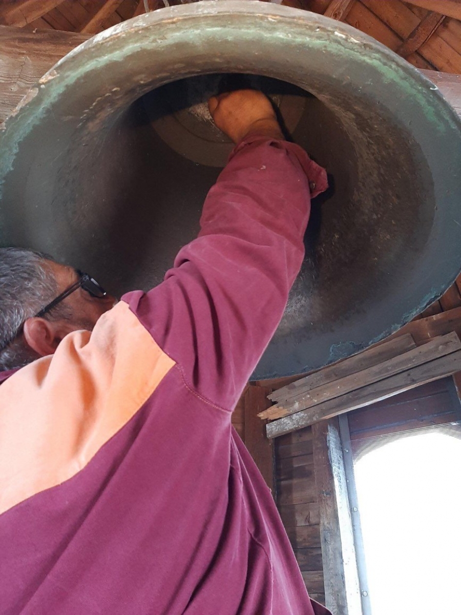 Дело за пример. Доброволци поправиха камбаната на храм  Св. Димитър  в Сенокос