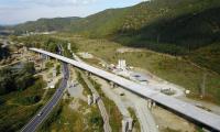 В заключителен етап е изграждането на платното за София на виадукта при тунел  Железница  на АМ  Струма