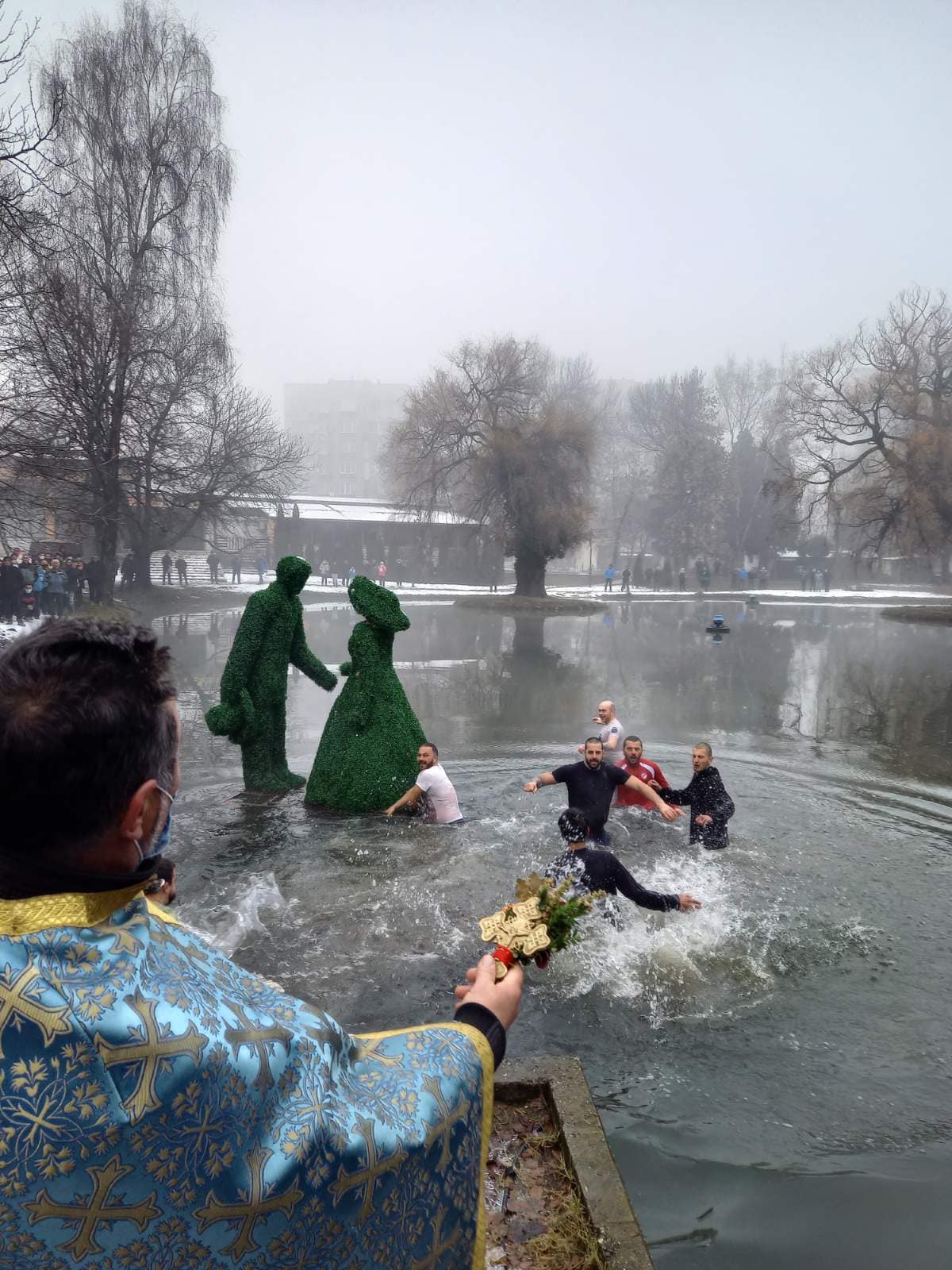 Асен Юруков извади кръста от ледените води на езерото в парка на Разлог