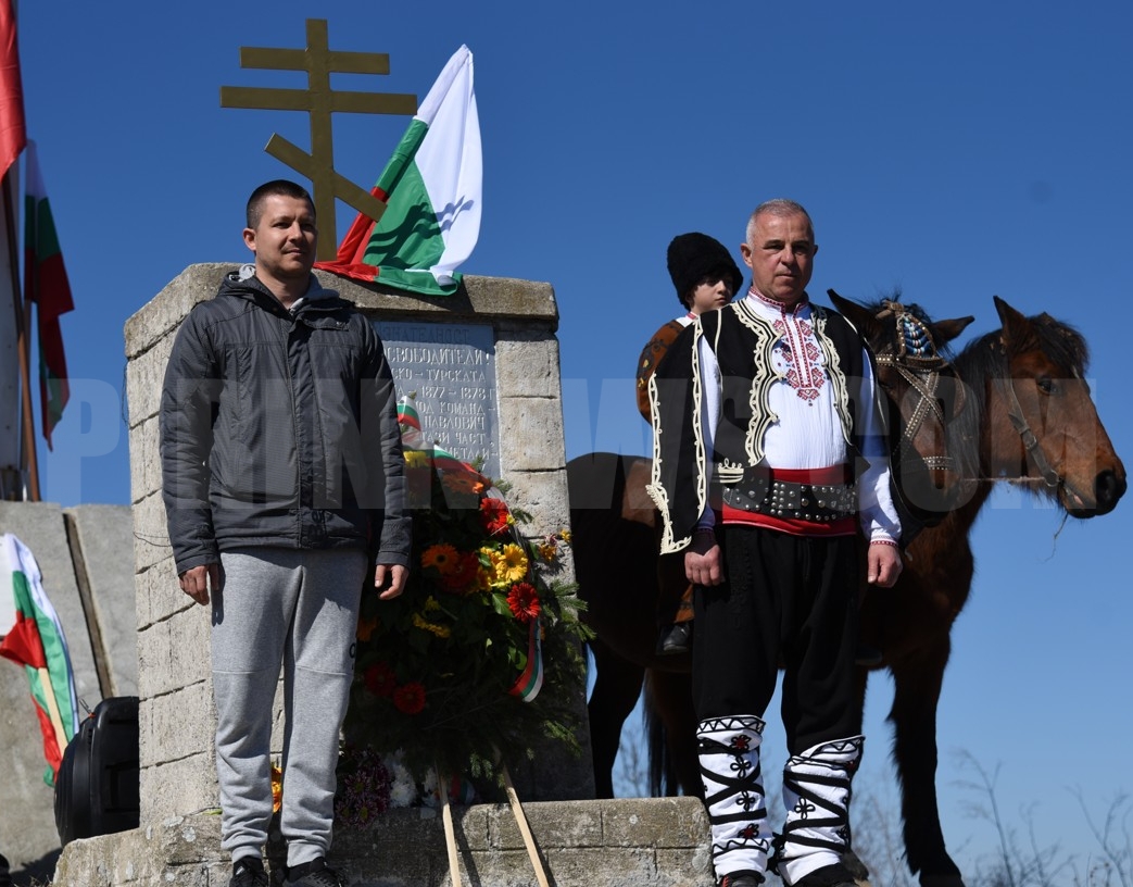 Кметът на Симитли в носия и с трибагреник в ръка поведе поход към връх Кръста, по пътя на освободителите