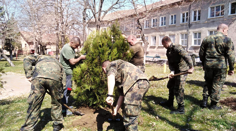 Военни залесиха със 120 фиданки двора на казармата Благоевград