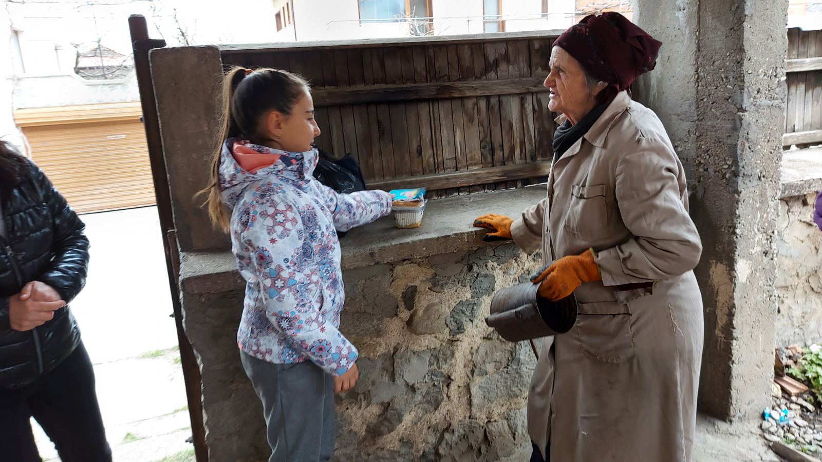 В Банско добри хора  дариха храна на пенсионери и социално слаби преди Великден